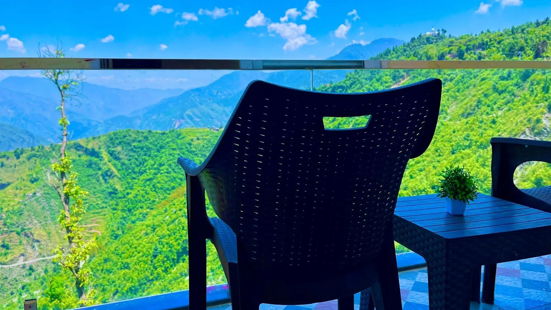 Pinerock Resort Best Selling Property In Mussoorie ! Luxury Rooms ! Mountain View ! Open Terrace ! Cafe ! Parking ! الهند