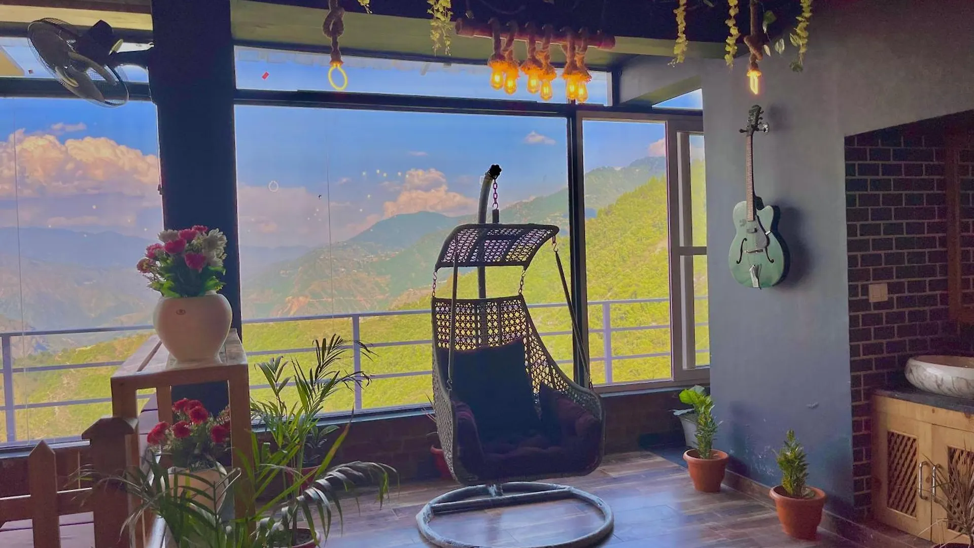 فندق Pinerock Resort Best Selling Property In Mussoorie ! Luxury Rooms ! Mountain View ! Open Terrace ! Cafe ! Parking !