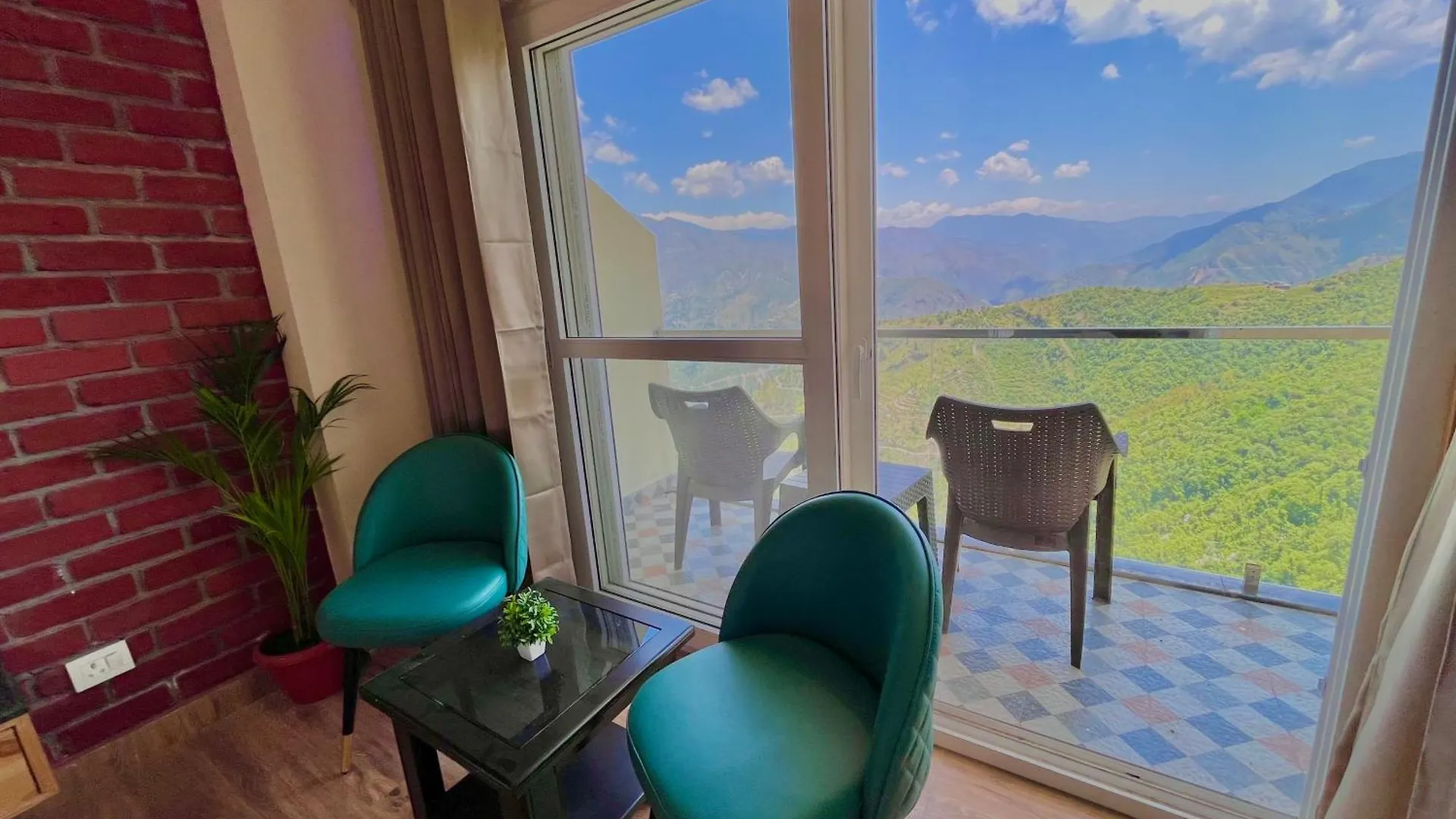فندق Pinerock Resort Best Selling Property In Mussoorie ! Luxury Rooms ! Mountain View ! Open Terrace ! Cafe ! Parking !