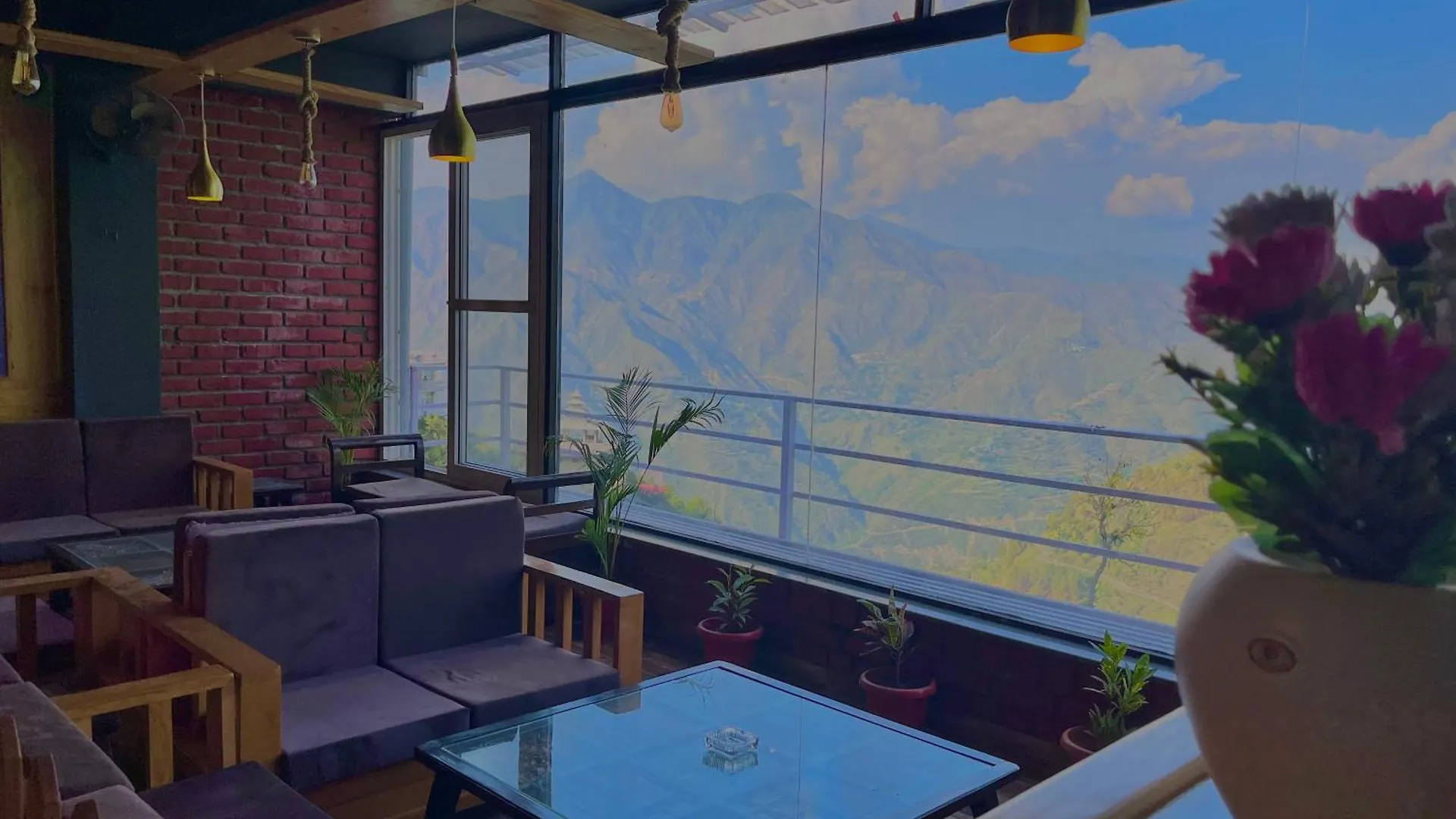 Pinerock Resort Best Selling Property In Mussoorie ! Luxury Rooms ! Mountain View ! Open Terrace ! Cafe ! Parking ! فندق